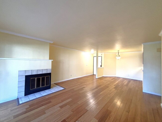 Building Photo - Charming 2-Bedroom, 2-Bathroom Condo with ...