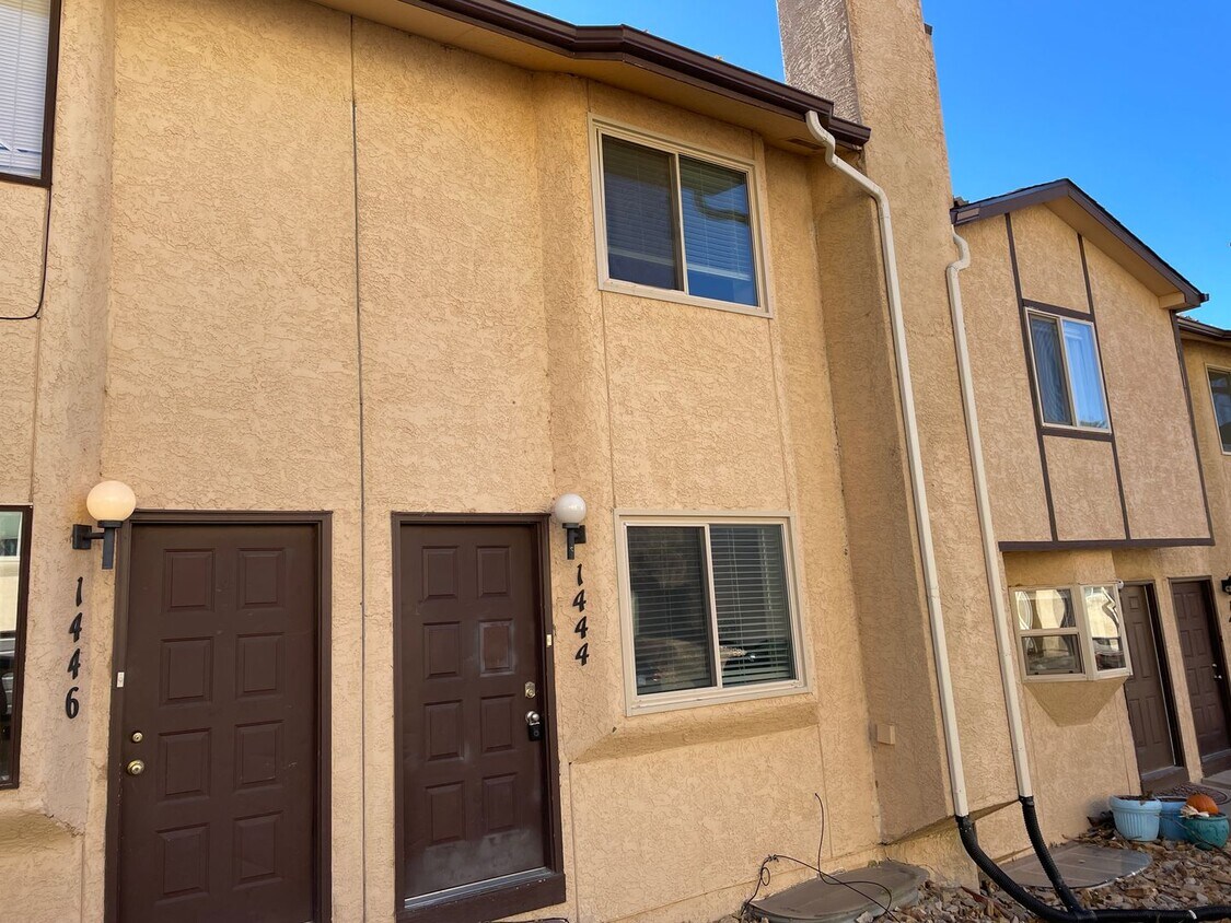 Foto principal - 2 Bedroom Townhome W/ Fantastic Views!