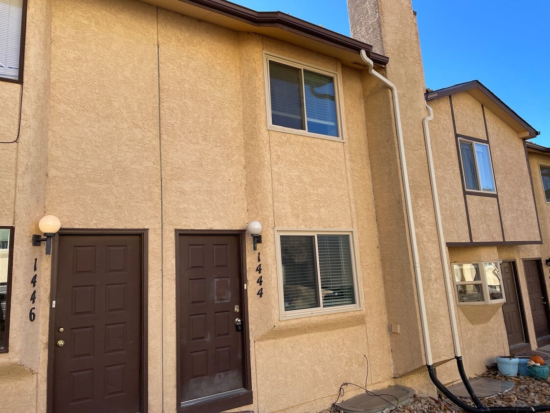 Primary Photo - 2 Bedroom Townhome W/ Fantastic Views!