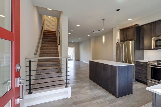 Building Photo - Immaculate and Spacious 2 Bedroom/1.75 Issaquah Townhome!