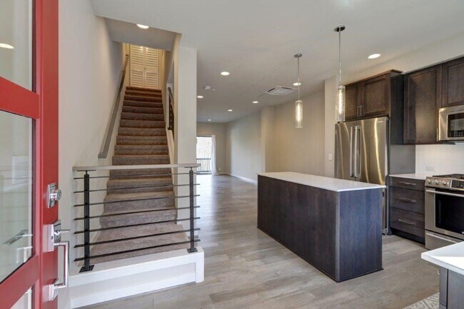 Foto del edificio - Immaculate and Spacious 2 Bedroom/1.75 Issaquah Townhome!