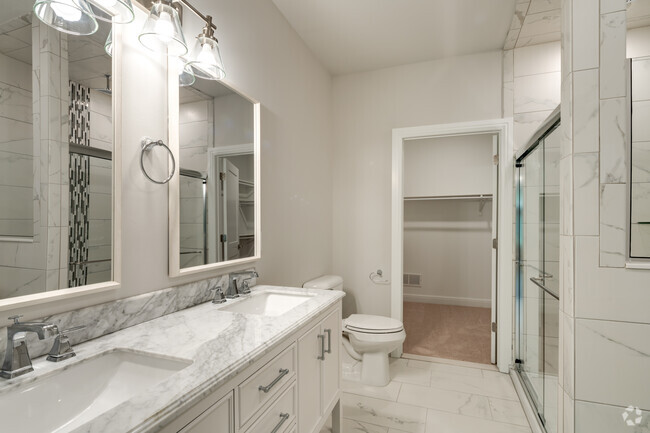 Baño de la Suite principal con doble lavabo - Andover Woods of Rochester Hills