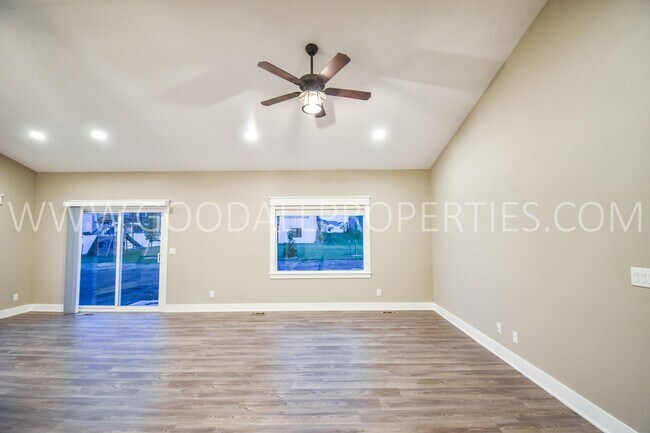 Foto del edificio - 4 Bedroom Ranch in Clive with finished Bas...