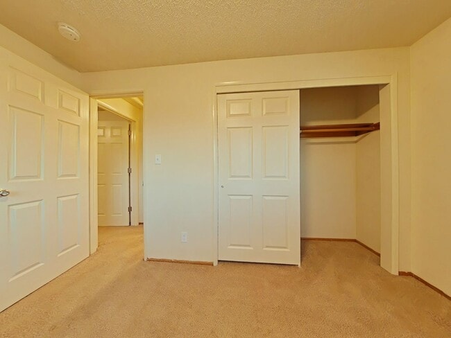 Building Photo - 2 Bedroom Apartment ~ Close to Campus ~ Ca...