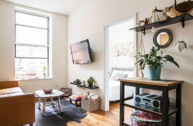 Building Photo - Furnished 2 Bed with a Private Roof Deck!!