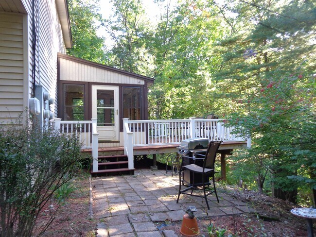Building Photo - 16 Twin Meadow Dr