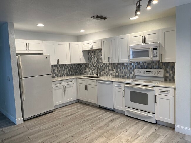 Building Photo - 4712 Golfview Blvd