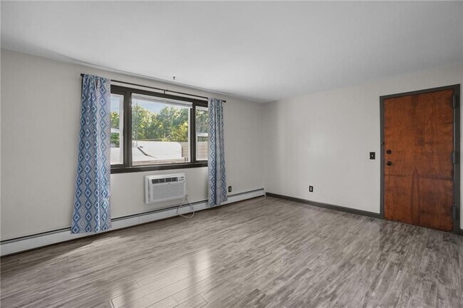 Foto del edificio - 2160 Mineral Spring Ave