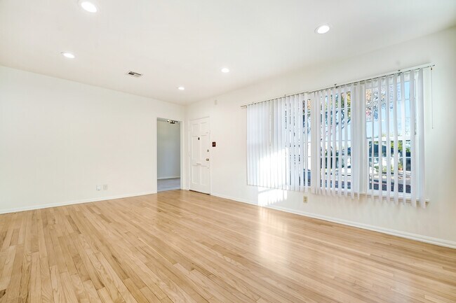 Foto del edificio - 5107 Enfield Ave