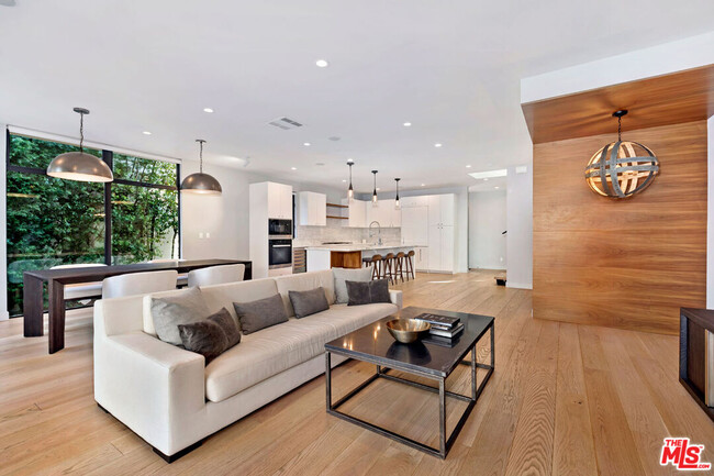 Foto del edificio - 8925 Dorrington Ave