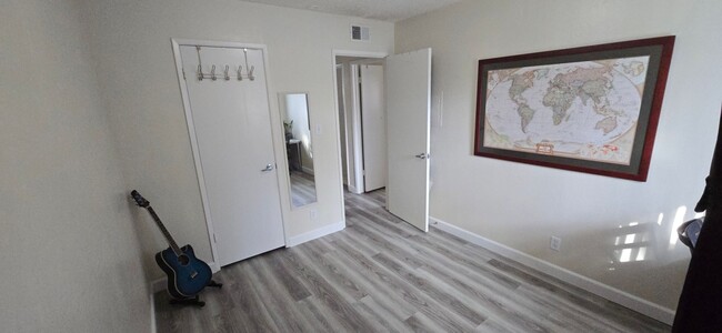 Building Photo - 2 bedroom 1 bath upstairs 4-Plex unit
