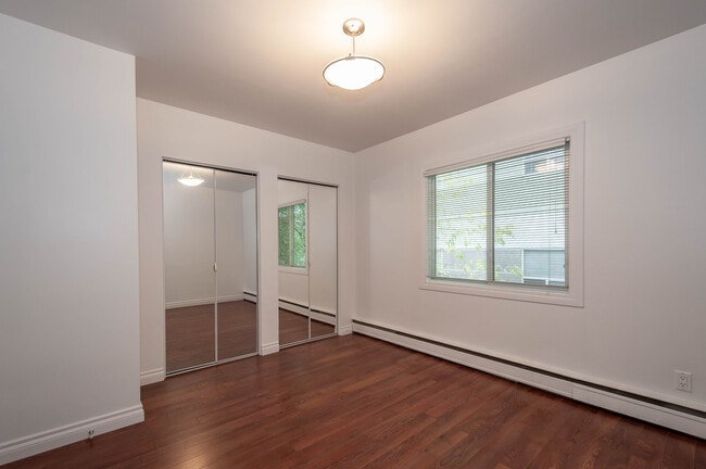 Building Photo - Leslie