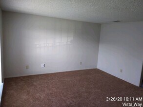 Building Photo - 221 Vista Way