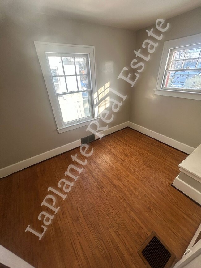 Building Photo - Inviting Toledo Residence with Easy Access to Major Routes