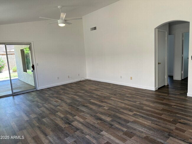 Building Photo - 2326 E Aire Libre Ave