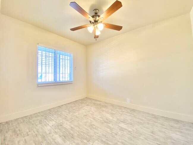 Building Photo - 731 E Jefferson Blvd