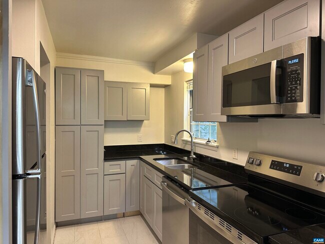 Foto del edificio - 104 Longwood Dr