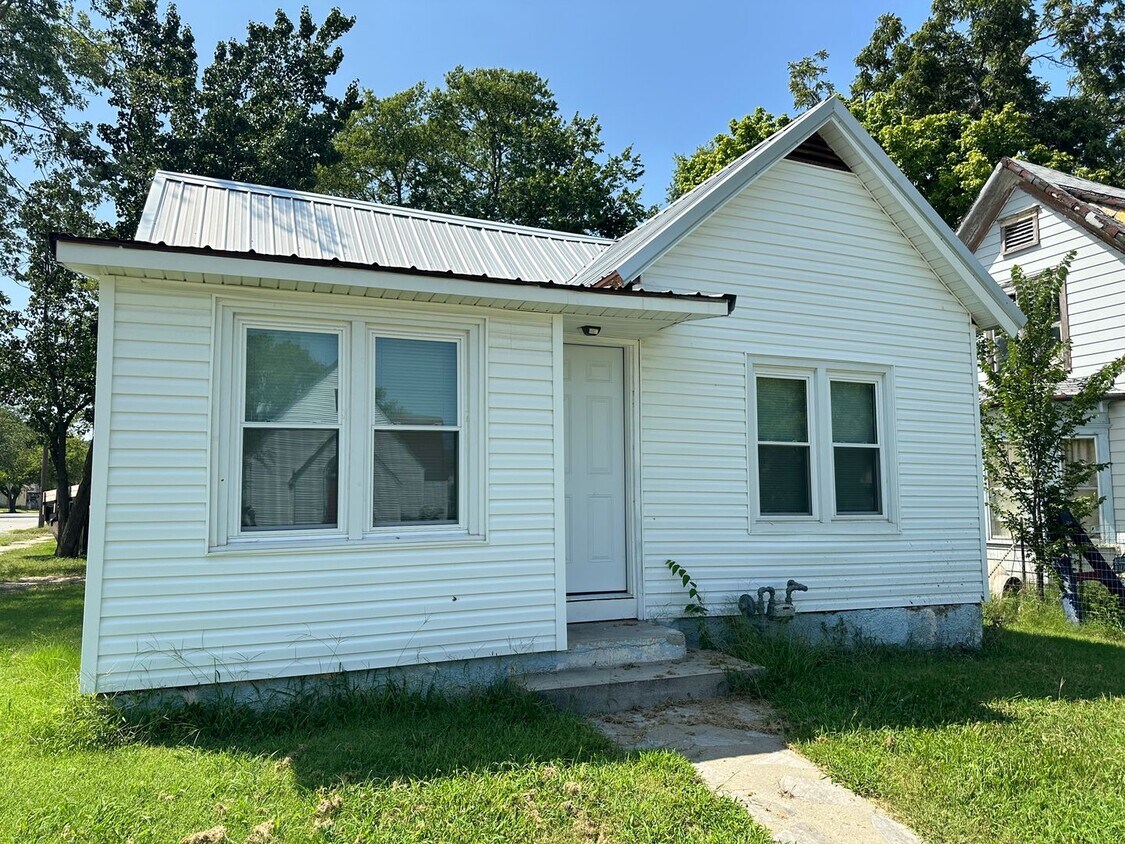 Primary Photo - 832 S. Moffett Ave