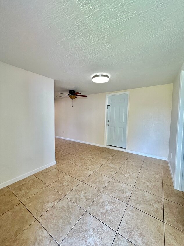 Sala de estar - 4221 SW 36th St