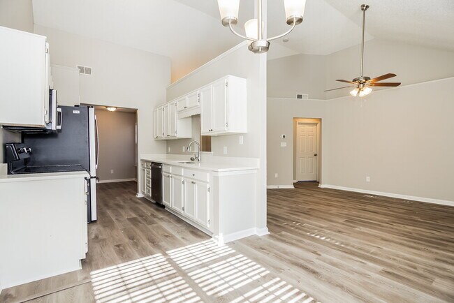 Building Photo - 2222 Sloan Dr