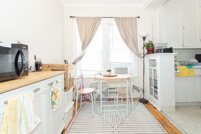 Foto del edificio - 3821 N Greenview Ave