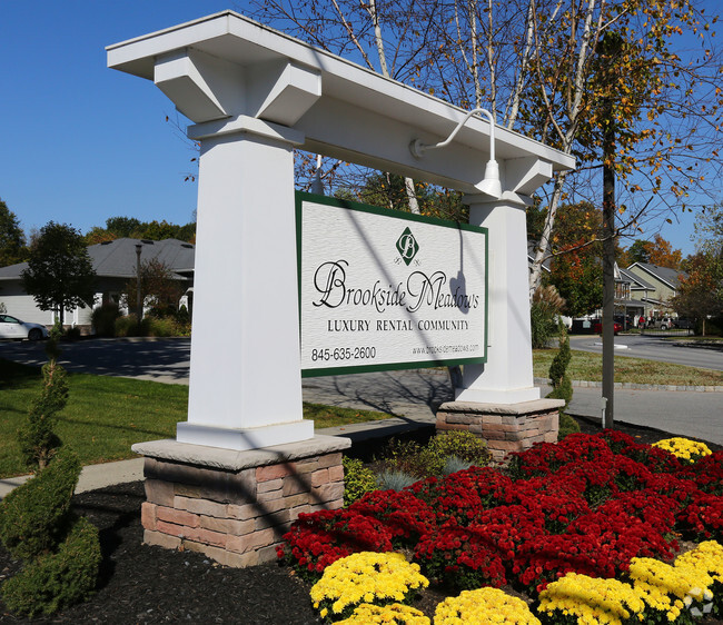 Brookside Meadows firmar - Brookside Meadows Luxury Rental Community