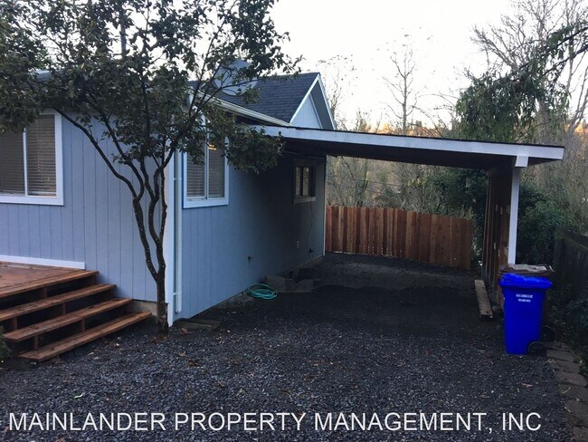 2 br, 1 bath House - 910 S MCLOUGHLIN BLVD photo'