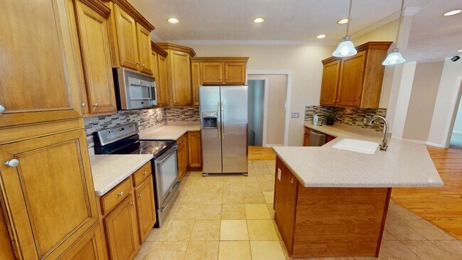 Foto del edificio - Beautiful 4 Bedroom with finished basement...