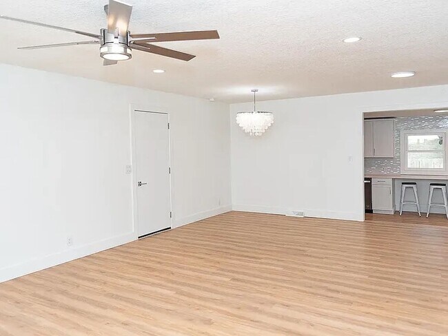 Building Photo - Spacious 4-Bedroom / 2-Bath Home in Wichit...