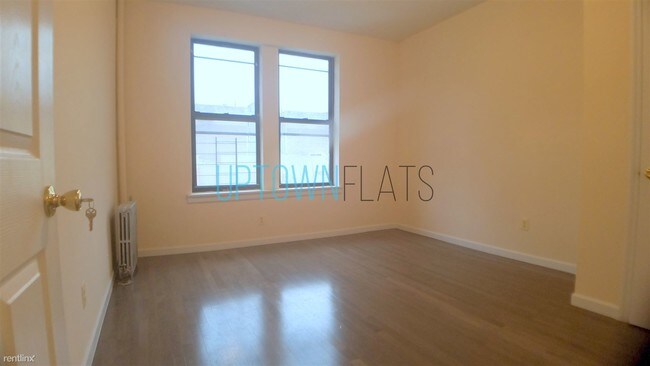 Foto del edificio - 3 br, 1 bath Apartment - 69 Nagle Ave