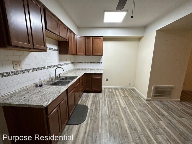 Building Photo - 2 br, 1 bath House - 273 S. Oakley Avenue
