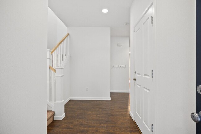 Foto del edificio - Spacious 4-Bed Puyallup Home For Rent | 3-Car Garage & Quick Commute to JBLM!