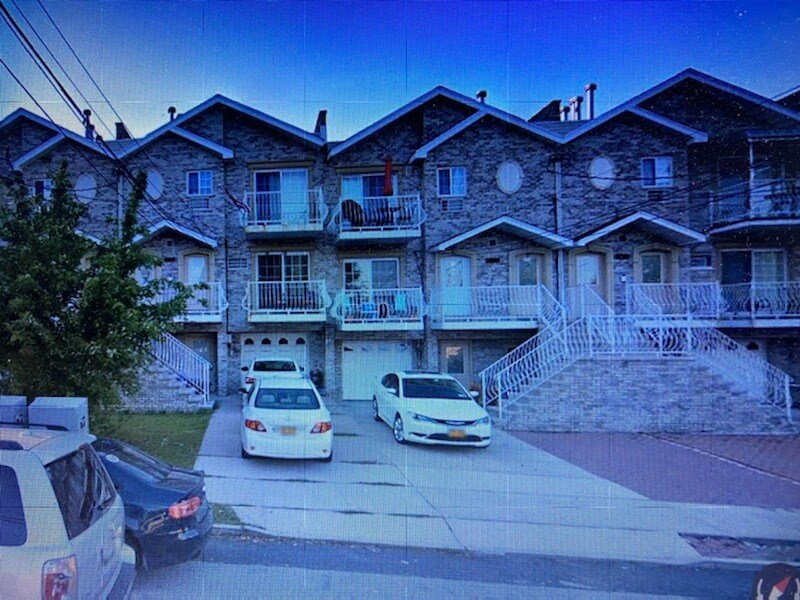 Top Floor apartment - 3235 Philip Ave