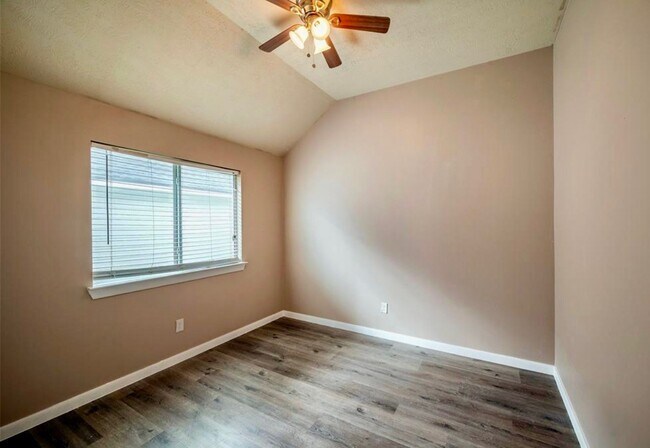 Foto del edificio - 12027 Grace Hall Dr