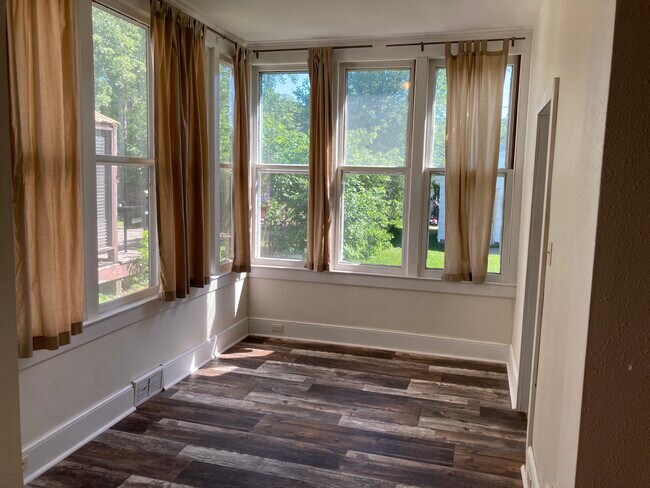 Building Photo - 205 E Sanborn St