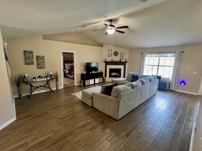 Foto del edificio - 318 Riverchase Blvd