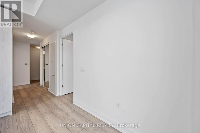 Photo du bâtiment - 5858 Yonge St