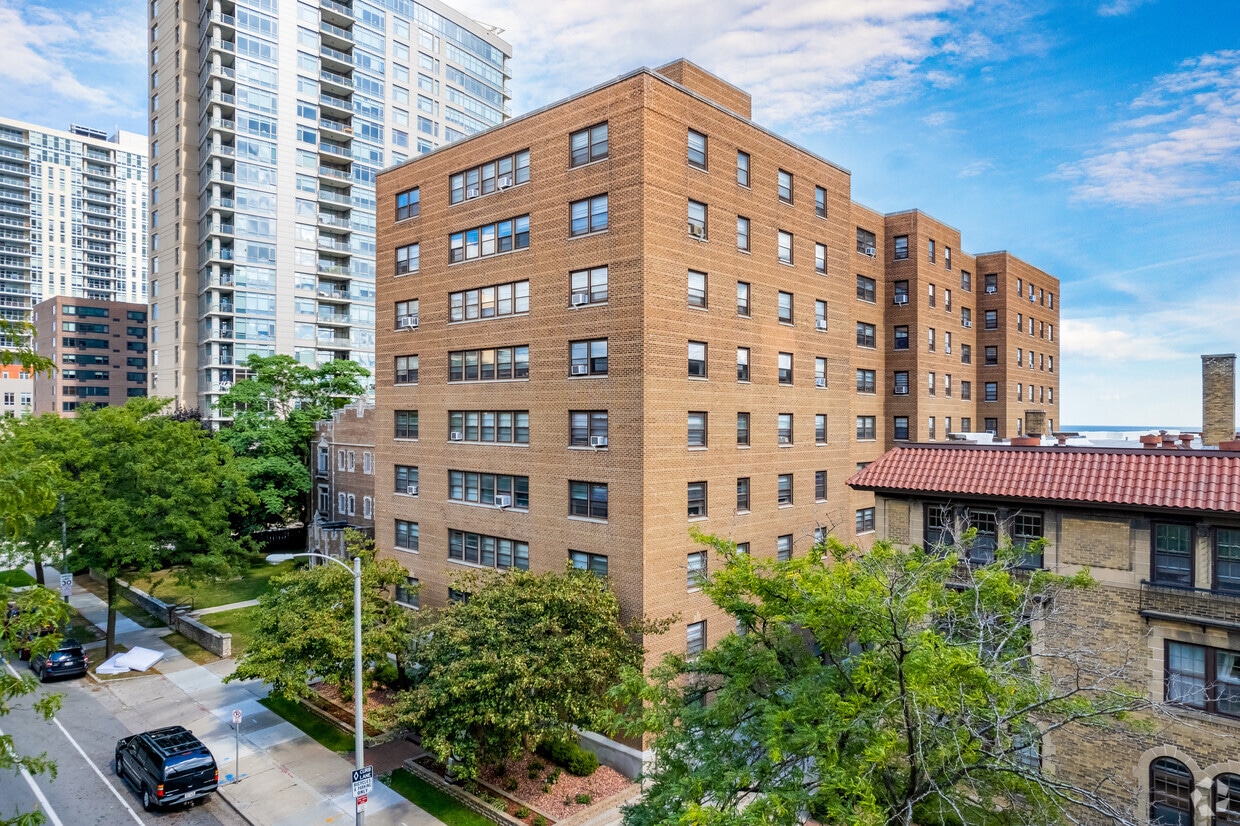 Lake Crest Apartments Milwaukee Wi Apartments Com