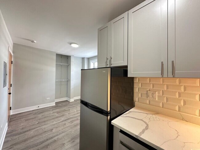 Building Photo - 545 W Belmont Ave