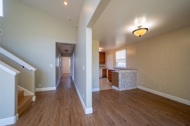 Building Photo - 952 Anza Dr