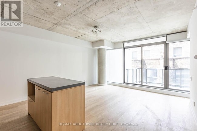 Building Photo - 560 King St W