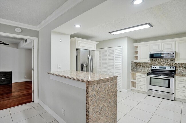 Foto del edificio - 12215 Royal Palm Blvd
