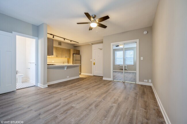 Building Photo - 432 W Belmont Ave
