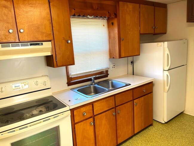 Kitchen - 1720 Freeland Rd