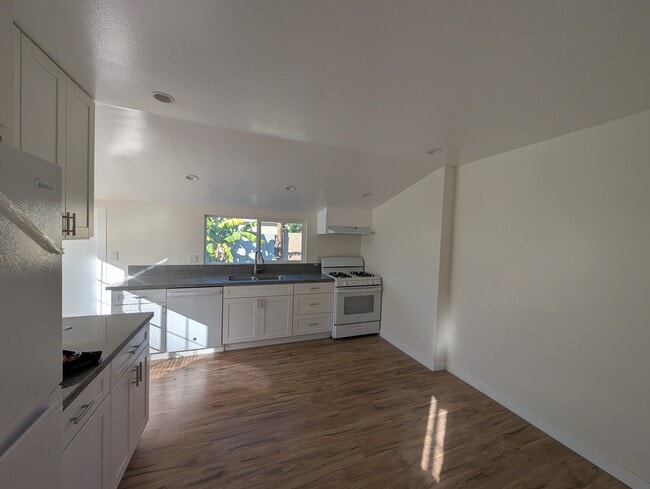 Building Photo - 1849 E Poinsettia St