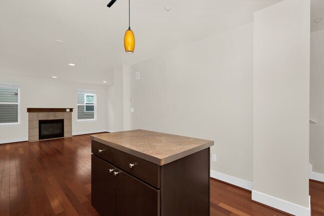 Foto del edificio - Updated 2 Bedroom Shoreline Townhouse!