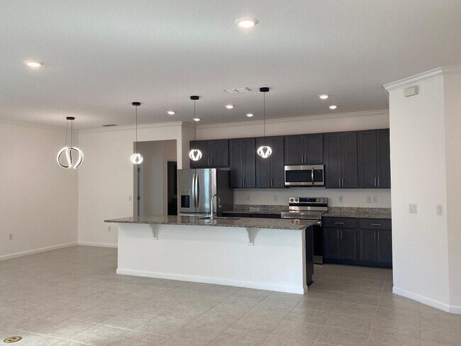 Foto del edificio - Like New 3 bedroom + den with French doors, screened in porch and Fenced yard and much more...