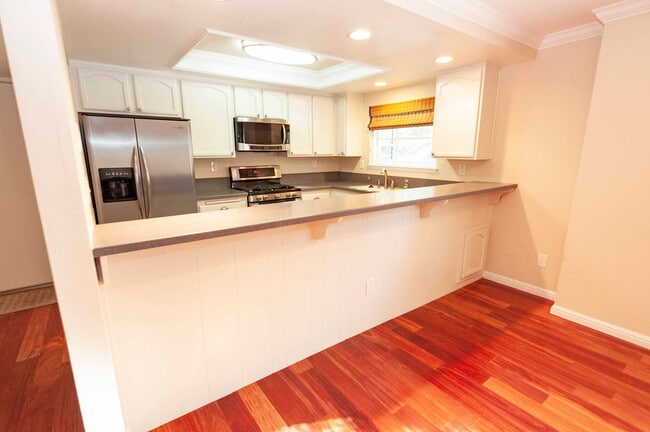 Building Photo - Quiet and Spacious 2 story townhouse in be...