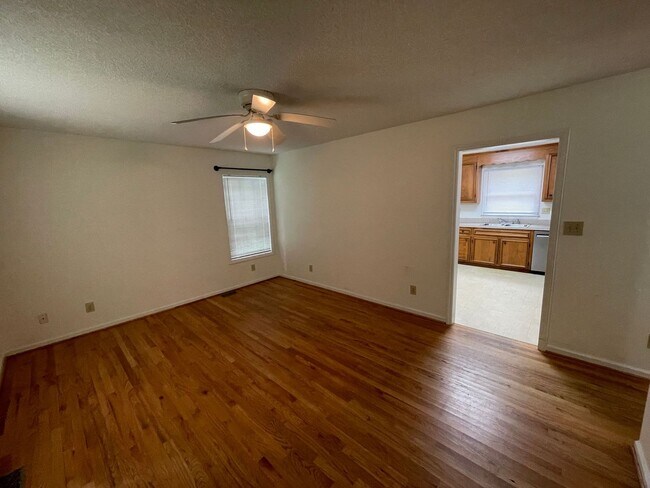 Foto del edificio - 3 bedroom 2 bath house available