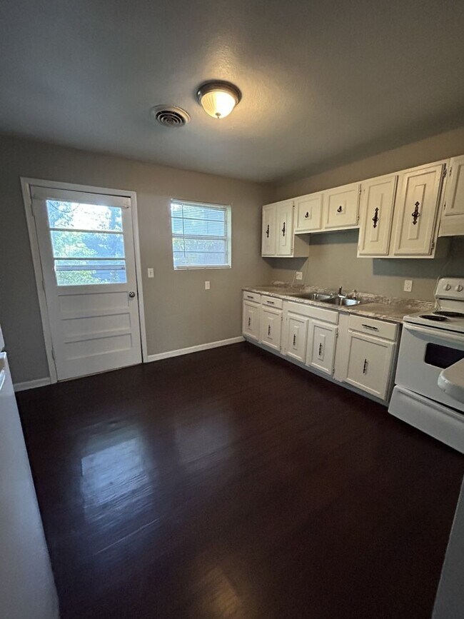 Foto del edificio - 1303 E 9th St